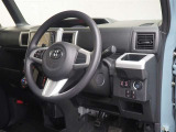・運転席の様子です。見通しの良いすっきりとした内装で運転しやすい空間となっております!