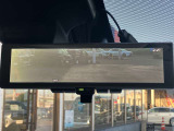 スマートルームミラーが付いております。後席に人が乗車した時や沢山の荷物を積んだ時もバックミラーの視界が遮られる事無く見えるので便利です♪