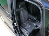 程よい硬さとホールド性が高いシートで長時間運転も快適です。