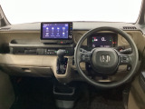車内は光触媒抗菌消臭施工済です。スタイリッシュなデザインでスポーティなインパネ周りを演出します。グローブボックスやカップホルダーのほかにトレーなどたくさんの収納スペースが付いています。