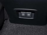 後部座席の方が携帯等で充電できるよう、USB端子の挿入口が2個あります。