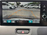駐車時の安全確認をサポートするバックカメラも使用できます。インターナビで様々な情報を得ることもできます。