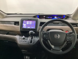 車内は光触媒抗菌消臭施工済です。スタイリッシュなデザインで暖かみのあるインパネ周りを演出します。グローブボックスやカップホルダーのほかにトレーなどたくさんの収納スペースが装備されています。