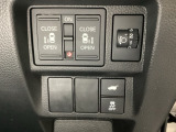 両側電動スライドドアは運転席から操作ができるよう、操作スイッチが付いています。Hondaセンシング用のVSA(ABS+TCS+横滑り抑制)解除などのスイッチがあります。