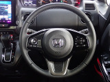 ハンドル左側にはオーディオ操作が出来るオーディオリモートコントロールスイッチ、右側にはHonda SENSINGとオートクルーズコントロールのスイッチを装備!