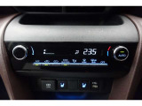 ★エアコンはオートタイプが装着済みです!オートモードにしておけば、車内温度を設定するだけで風の料や吹き出し口の切り替えを機械が行ってくれます!一年中快適な環境を作れますよ♪
