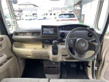 インパネ、乗るたびに嬉しくなる高級感のある運転席周りとなっております。