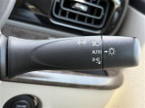 【オートライト(AUTO)】外の明るさをシステムが感知して、自動でヘッドライトが点灯します。ヘッドライトをつけ忘れを防ぐ便利機能です。