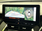 【パノラミックビューモニター】専用のカメラにより、上から見下ろしたような視点で360度クルマの周囲を確認することができます☆死角部分も確認しやすく、狭い場所での切り返しや駐車もスムーズに行えます。