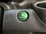 ECON モードをON にするとアクセルペダルの動きに対するエンジンの反応とエアコンの制御を切り換えることで、燃費のいい運転をするドライバーがペダルを踏んだ時と同じようにエンジンを制御します。