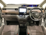 車内は光触媒抗菌消臭施工済です。インパネ周りはスタイリッシュなデザインで機能や装備も充実しています。グローブボックスやカップホルダーのほかにトレーなどたくさんの収納スペースが付いています。