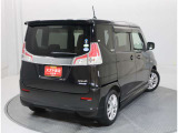 バックドアは大きく開くので荷物も楽々載せられます!スペースも広く、ベビーカーやスーツケースも載せられます◎