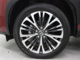 18インチアルミホイール(切削光輝/センターオーナメント付)を装着しています。タイヤサイズ215/50R18