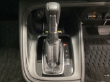 「e:HEV」は、モーター走行を中心にしながら電気エネルギーやエンジン動力を最も効率よく使い分けることができる賢いハイブリッドシステムです。サイドブレーキはスイッチ操作の電子制御パーキングブレーキです