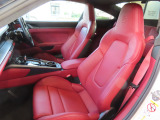 スポーツシートは、高い快適性を提供するうえ、ダイナミックなコーナリングでもドライバーの体を的確に支えます。