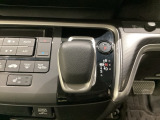 CVT車のセレクトレバーです。低速から高速まで、変速ショックのないスムーズな走りを実現するとともに、エンジン効率のよい領域を維持することで燃費にも貢献します。
