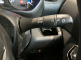 車外の明るさに応じでライトを点灯、消灯してくれるオートライト機能です☆お天気の良い昼間のトンネル走行などオートにしてると便利で安心です☆エンジン停止時にライトの消し忘れも無くなります☆