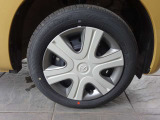 足元は純正サイズ155/65R14 新車装着タイヤのダンロップ エナセーブ 2025年製です。スチールホイールにフルホイールキャップです。