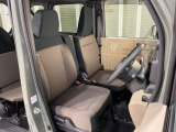 乗降がしやすい運転席。高さが調節できて小柄な方でも運転しやすいポジションをとることができます。