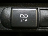 充電用USB端子付き。スマートフォンなどの充電に便利です。