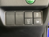VSA装備車です。VSAはドライバーの操作と車の動きを見守っています。もし車の挙動が乱れたとき、4輪別々にブレーキをかけたり、エンジンパワーをしぼることによって車を安定させます。