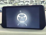 【8インチマツダコネクト】車内の雰囲気にマッチした大型のディスプレイ。スマホ接続でのナビ使用やBluetooth再生等、様々な機能が楽しめます。直感的なダイヤル操作が可能で、使い勝手も良好です。