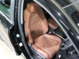 程よい硬さとホールド性が高いシートで長時間運転も快適です。