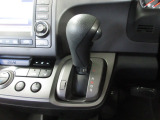 インパネシフトだから視線の移動も少なく足元もスッキリ。運転席もゆったりしているのでゆとりを持ってドライブできますね。