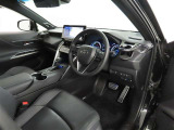 高級感のある美しいインテリアデザインの運転席です。