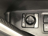 電動格納式ドアミラー付き。駐車場へ停めた時に、ボタン一つで左右のドアミラーをたたむ事ができます。