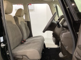 座面も厚みがあり背もたれも高く、広い足元にゆったり座れるシートです。運転席と助手席の間が空いている為、助手席側への移動がスムーズです。交通量の多い道でも助手席側から乗り降りができます。
