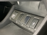 アクセサリーソケットはUSBのアダプターなどをつければ、スマホの充電にも使えます。横にはナビゲーション用の外部入力可能なUSB端子がついており、周辺には物が置けるトレーがついています。