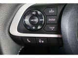 運転中に手を離さなくてもハンズフリー電話や音声認識、オーディオ操作やマルチインフォメーションディスプレイ内の表示切替えが出来るスイッチ付。走行中に視線を逸らさず出来る手元操作は安全運転につながります。