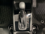 CVT車のセレクトレバーです。低速から高速まで、変速ショックのないスムーズな走りを実現するとともに、エンジン効率のよい領域を維持することで燃費にも貢献します。