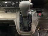 CVT車のセレクトレバーです。低速から高速まで、変速ショックのないスムーズな走りを実現するとともに、エンジン効率のよい領域を維持することで燃費にも貢献します。