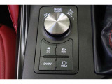 燃費優先のECO、走りと燃費のバランスが良いNORMAL、優れた加速を発揮するSPORT。そして、CUSTOMから走りを選べます。雪道発進時の強い味方SNOW、モーターで動くEVへの切替えも出来ます。