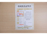 【車輌検査証明書】店頭にてクルマの状態が一目で分かる検査証明書を公開中。トヨタ認定検査員が厳しく査定し、状態を点数と図解で表示しています。修復歴はもちろん、傷やヘコミの箇所や程度がご確認いただけます。