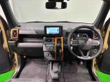 オレンジの差し色&カモフラージュ柄のシートが気分を高める運転席に加えてUV&IRカット機能付きフロントガラスの面積や位置取りが良く、高いアイポイントで前方・右前・左前方向の見通しがいいですよ!