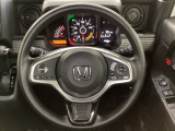 ハンドルにHondaセンシング系のクルーズコントロールやレーンキープアシストなどのスイッチと、オーディオの操作スイッチが装備されています。ハンドルから手を離さず安全に操作できます。