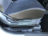 運転席シートリフター!ご自分の好きなシートポジションが取れるので運転が楽しくなりますし疲れにくいです。