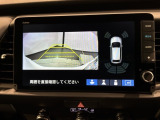 リバースギアに入れるだけで後方の表示へ切り替わります。夜間や雨の日の駐車も楽になりますよ。