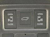 【両側パワースライドドア】スマートキーや運転席のスイッチで後席両側スライドドアの開閉が可能♪電動だから力を入れてドアを開ける必要が無く、小さなお子様でも簡単に開け閉めでき快適です♪