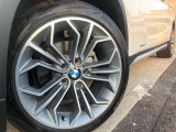 ●純正〇〇インチアルミホイール:輸入車ならではの卓越した走りを支えるホイールと足回りです!日本車の走りに慣れている方にもぜひ体感して頂きたいほど、高いレベルでまとまっています!