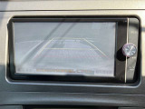 【バックモニター】バックカメラが装着されています。車庫入れが苦手な方もこれがあれば安心ですね