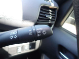 オートライト機能が装備されており暗い場所に入ると車両が検知しライトのON・OFFを自動的に切り替えてくれますので非常に便利な装備です♪