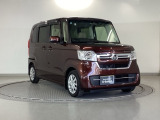 狭い駐車場でも、スライドドアならチャイルドシートへのお子さまの乗降や荷物の積載もスムーズ。とても便利な【助手席側。電動スライドドア】ドアハンドを少し引くだけでリアドアが自動開閉します。