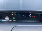 ダッシュボード上部に設置されたスピードメーターは速度だけでなく車両情報などを見やすく表示してくれます