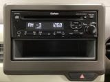 純正CDチューナーにはAUX入力端子がついてますので外部入力から音楽などを楽しめます。その下には1DIN分の小物入れがついています。CDケースなどを入れるのに便利です。