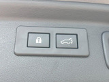 【パワーバックドア】スマートキーや運転席のボタンを押すだけでリアゲートが自動で開閉します!荷物を持っている時や、高い位置にあるバックドアを閉める際に便利な機能です♪