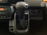 CVT車のセレクトレバーです。低速から高速まで、変速ショックのないスムーズな走りを実現するとともに、エンジン効率のよい領域を維持することで燃費にも貢献します。